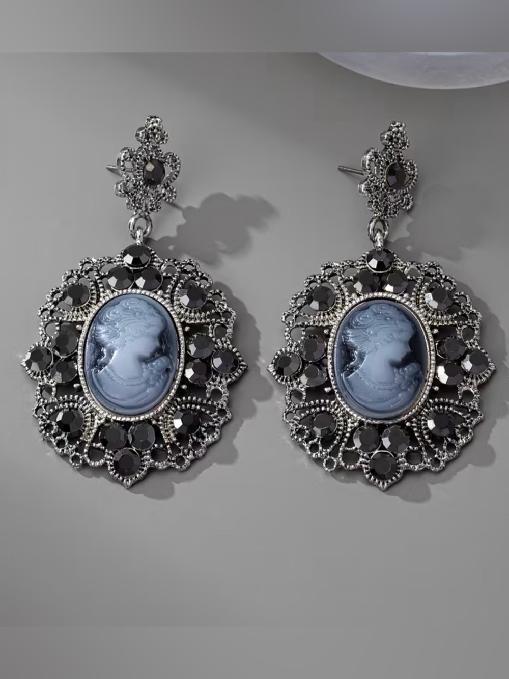 NEW! Vintage-Inspired Blue Cameo Drop Earrings. 💙 B0- 40